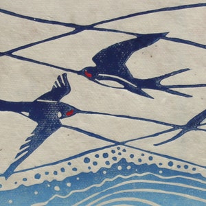 Linogravure Hirondelles Hirondelles en vol Impression Lino originale Imprimé à la main Vagues du bord de mer Imprimé oiseau image 3