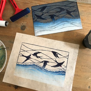 Linogravure Hirondelles Hirondelles en vol Impression Lino originale Imprimé à la main Vagues du bord de mer Imprimé oiseau image 5