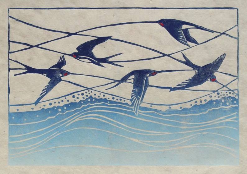 Linogravure Hirondelles Hirondelles en vol Impression Lino originale Imprimé à la main Vagues du bord de mer Imprimé oiseau image 1