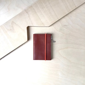 MINI CARTERA en piel color tostado oscuro / Cartera de bolsillo / Sección para tarjetas y billetes y sección para monedas con cremallera / Combinación de colores