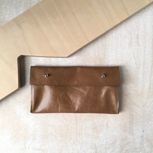 Carteira / bolsa de couro cor de camelo com bolso com zíper e seção interna para cartões / bordas verde floresta / bolsa dobrável / carteira de origami