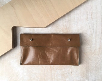 Portefeuille en cuir de couleur camel / sac à main avec poche zippée et section pour cartes à l'intérieur / bords vert forêt / sac à main à rabat / portefeuille origami