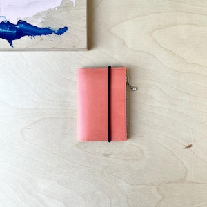 CARTEIRA DE BOLSO em couro vegetal coral com fecho elástico / mini carteira / compartimento para cartões e notas e compartimento para moedas com zíper