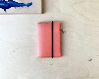 CARTERA DE BOLSILLO en piel vegetal color coral con cierre elástico / minicartera / sección para tarjetas y billetes y sección para monedas con cremallera