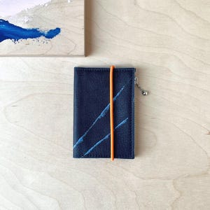 MINI CARTERA DE BOLSILLO de piel negra con cierre elástico naranja / compartimento para tarjetas, billetes y monedas con cremallera / estampado de rayas a mano