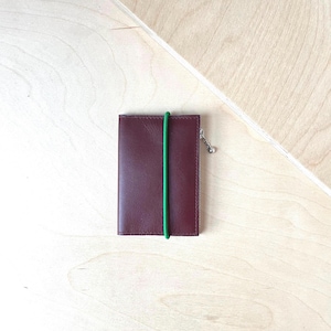MINI CARTEIRA DE COURO em couro bege escuro com fecho elástico verde esmeralda / carteira de bolso / porta-cartões, porta-notas e porta-moedas com zíper