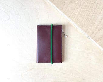 MINI CARTERA de piel en piel color tostado oscuro con cierre elástico verde esmeralda / Cartera de bolsillo / Sección para tarjetas, billetes y sección para monedas con cremallera