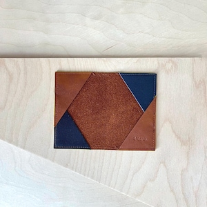 Tarjetero de piel con diseño de triángulos en el interior / Tarjetero de viaje / Billetera para tarjetas de crédito / Piel marrón con bordes verde lima