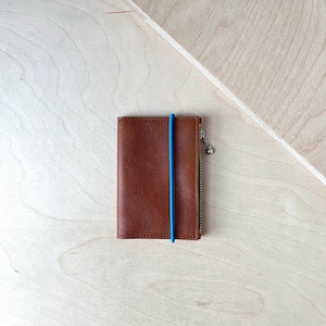 MINI-GELDBÖRSE aus braunem Leder mit leuchtend blauem Gummiverschluss / große Geldbörse / Karten- und Banknotenfach & Münzfach