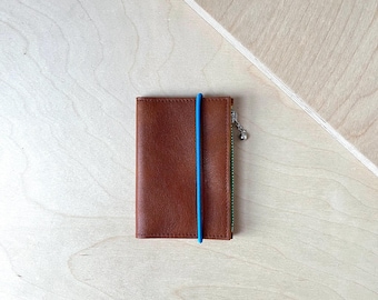 MINI CARTERA en piel marrón tostado con cierre elástico azul brillante / Cartera de bolsillo / Sección para tarjetas y billetes y sección para monedas con cremallera