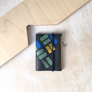Cartera de bolsillo de cuero única en azul marino / patrón único pintado a mano / sección para tarjetas y billetes y compartimento para monedas con cremallera / cierre elástico imagen 1