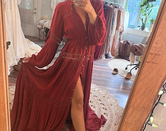 Oferta del Día de la Madre Raquel Robe color merlot listo para enviar