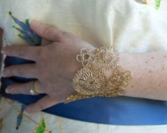 Pulsera de encaje de alambre de color dorado hecha a mano EJEMPLO