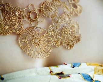Collar asimétrico de alambre de ganchillo, color dorado, alambre de cobre crochet EJEMPLO