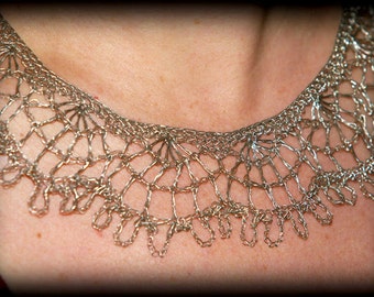 Collar de alambre plateado de ganchillo intrincado y de encaje