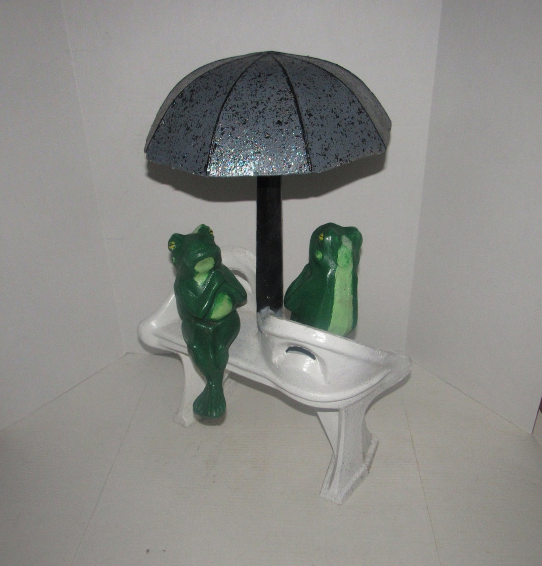 Concrete Garden Frogs on Umbrella Bench Statue, Frogs Under Umbrella