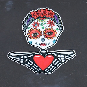 Autocollant en vinyle #115 Le Jour des Morts, une femme avec un coeur dans les mains