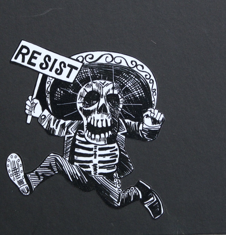 Puede incluir: Ilustraci&oacute;n en blanco y negro de un esqueleto con un sombrero y sosteniendo un cartel que dice "RESIST".