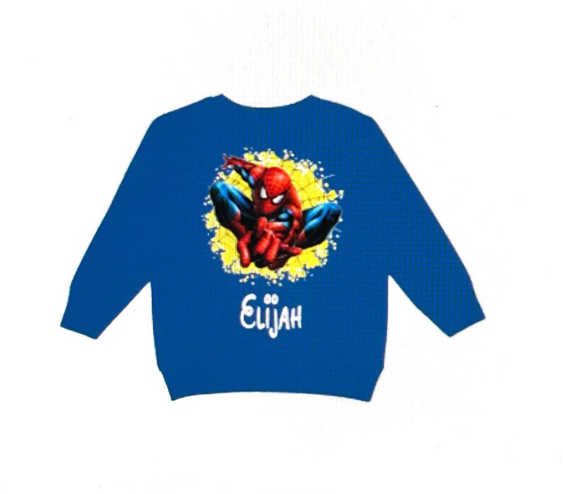 K&ouml;nnte beinhalten: Eine wei&szlig;e Keramiktasse mit schwarzem Henkel und dem Text "But First, Coffee" in handschriftlichem Stil. Die Tasse steht auf einer wei&szlig;en Oberfl&auml;che. Die Tasse ist etwa 10 cm hoch.