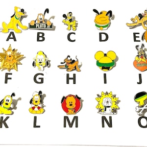 Może przedstawiać: Kolekcja przypinek z postacią Pluto w różnych pozach i wzorach. Przypinki są głównie żółte, czarne i białe, niektóre z dodatkowymi kolorami. Przypinki są ułożone w rzędach i kolumnach, każda oznaczona literą od A do O.