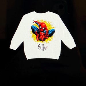 K&ouml;nnte beinhalten: Rustikales Holzschild mit dem Text "Welcome to our home" in wei&szlig;er Schrift. Das Schild hat eine Used-Optik und ein schlichtes, einladendes Design, perfekt f&uuml;r die Dekoration im Eingangsbereich.