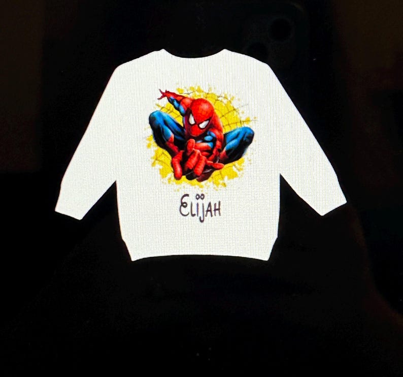 K&ouml;nnte beinhalten: Rustikales Holzschild mit dem Text "Welcome to our home" in wei&szlig;er Schrift. Das Schild hat eine Used-Optik und ein schlichtes, einladendes Design, perfekt f&uuml;r die Dekoration im Eingangsbereich.