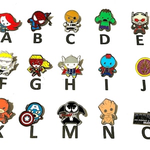 以下が含まれることがあります： 様々なマーベルコミックのキャラクターが描かれた、カラフルなエナメルピンのコレクション。スパイダーマン、ハルク、グルートなど、それぞれ異なるデザインと色を持つキャラクターが含まれています。ピンは、文字ラベルが付いた行と列に配置されています。