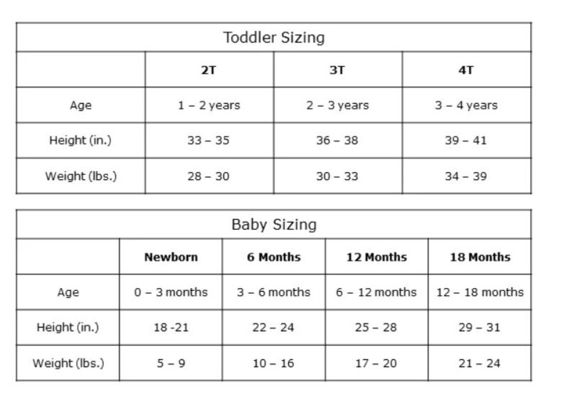 K&ouml;nnte beinhalten: Eine wei&szlig;e Tabelle mit schwarzem Text, die die Gr&ouml;&szlig;en f&uuml;r Kleinkinder und Babys detailliert. Der Kleinkindbereich umfasst Alter, Gr&ouml;&szlig;e in Zoll (84-104 cm) und Gewicht in Pfund (12.7-17.7 kg). Der Babybereich umfasst Alter, Gr&ouml;&szlig;e in Zoll (45.7-78.7 cm) und Gewicht in Pfund (2.3-10.9 kg).