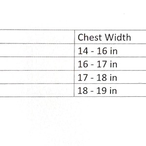 K&ouml;nnte beinhalten: Eine wei&szlig;e Tabelle mit der &Uuml;berschrift "Youth Sizes" (Jugendgr&ouml;&szlig;en) mit Gr&ouml;&szlig;en- und Brustweitenma&szlig;en. Die Gr&ouml;&szlig;en reichen von X-Small (35,5-40,6 cm) bis Large (45,7-48,3 cm).