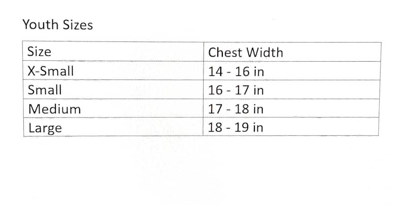 K&ouml;nnte beinhalten: Eine wei&szlig;e Tabelle mit der &Uuml;berschrift "Youth Sizes" (Jugendgr&ouml;&szlig;en) mit Gr&ouml;&szlig;en- und Brustweitenma&szlig;en. Die Gr&ouml;&szlig;en reichen von X-Small (35,5-40,6 cm) bis Large (45,7-48,3 cm).