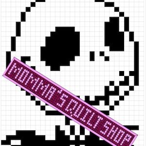 Può includere: Immagine pixelata in bianco e nero di un teschio con grandi orbite oculari e un ampio sorriso. Un rettangolo rosa con la scritta "MAMA'S GOTH SHOP" è in diagonale sul teschio. L'immagine è su uno sfondo a griglia bianca.