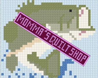 Op de afbeelding: Een pixel art kruissteekpatroon van een groene en bruine baars die uit blauw water springt. Het patroon is op een lichtblauwe achtergrond.