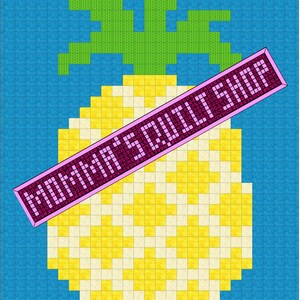 Puede incluir: Una piña pixelada con una pancarta rosa que dice "NON-GMO". La piña es amarilla y blanca con una parte superior verde.