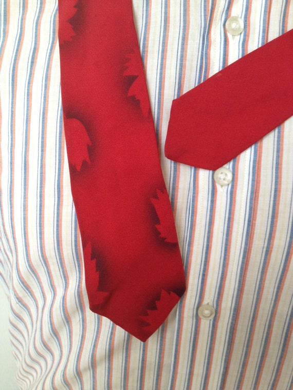Vintage MENS red skinny tie with hand painted flo… - image 4