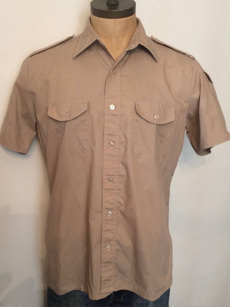 Vintage MENS 1970s Fruit of the Loom military styled khaki short sleeve shirt with epaulettes size L
