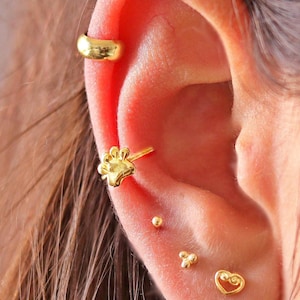 Paw Print Conch Hoop, Helix Earring, Tragus Piercing, Cartilage Hoop, Gold Conch Earring, Gift for Her, Helix Jewelry, Pet Lover Jewelry