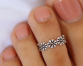 Daisy Toe Ring, Sterling Silver Toe Ring, Midi Ring, Knuckle Ring, Summer Jewelry, Band Ring,  Gift for Her,  Mom, Sister, Best Friend