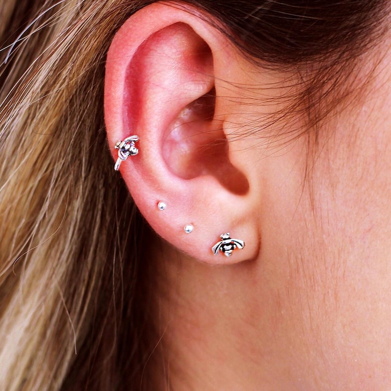Orecchini a forma di piccola ape, orecchini spaiati minuscoli, orecchini a perno a forma di ape in argento sterling, oro o oro rosa, set di orecchini a perno per donna immagine 1