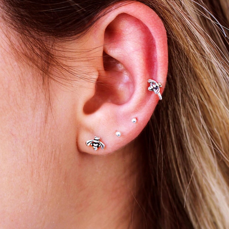 Orecchini a forma di piccola ape, orecchini spaiati minuscoli, orecchini a perno a forma di ape in argento sterling, oro o oro rosa, set di orecchini a perno per donna immagine 3