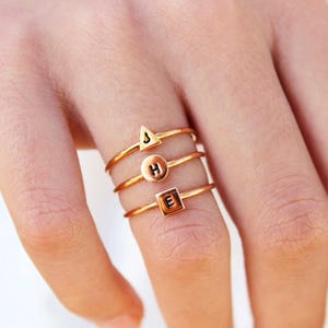 Anillo de meñique para mujer, anillo con inicial personalizado, anillo con sello de oro rosa, regalo personalizado para mujer