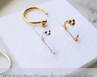 Triball Huggie Ohrringe, Gold Hoop Ohrringe, Zierliche Ohrringe, Sterling Silber Huggie Hoop Ohrringe,