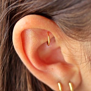 Piercing tour, Boucles d'oreilles tour, Boucles d'oreilles Daith, Bijoux tour, Créoles fines, Créoles hélicoïdales vers l'avant, Piercing Daith, Boucle d'oreille cartilage