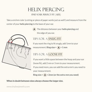 Pu&ograve; includere: Diagramma che mostra come misurare per un piercing all'elice usando un righello. Il diagramma mostra la distanza dal piercing all'elice al bordo dell'orecchio. Il testo spiega come misurare per una vestibilit&agrave; aderente o larga.