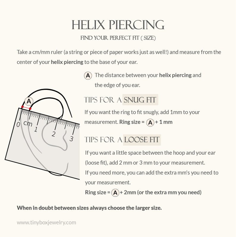 Pu&ograve; includere: Diagramma che mostra come misurare per un piercing all'elice usando un righello. Il diagramma mostra la distanza dal piercing all'elice al bordo dell'orecchio. Il testo spiega come misurare per una vestibilit&agrave; aderente o larga.