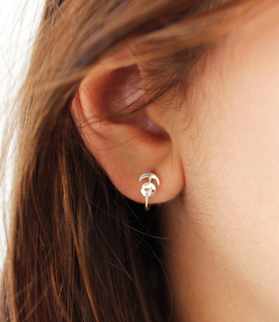 Orecchini a cerchio Celestial Huggie, orecchino cartilagine fasi lunari, orecchini minimalisti, regalo per le donne - Italia