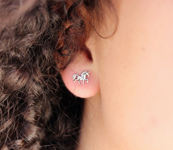 Orecchini mini unicorno in argento sterling 925 6x8 mm all'ingrosso per il tuo negozio