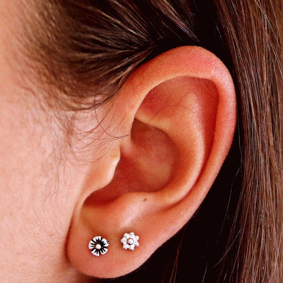 【HYEONK】HYEON.K DAISY EARRING (SMALL) 유이 착용) HYEON.K DAISY EARRING (SMALL) - HYEON.K