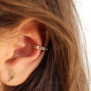 Orecchino a polsino con zirconi arcobaleno, orecchino a polsino senza piercing, orecchino a conchiglia delicato, orecchino a polsino senza piercing, cerchio a conchiglia