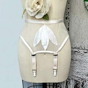 Vintage lingerie 1950s white nylon tulle garter belt, satin applique, adjustable back closure to 24&quot;, four garters, Pristine pre-owned