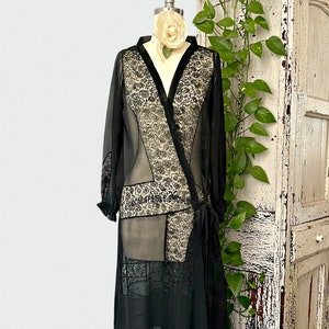 Vintage lingerie 1920s black silk chiffon & lace mid-calf length dressing gown robe /w/ asymmetrical bow tie closure, 36&quot; bust, Excellent!